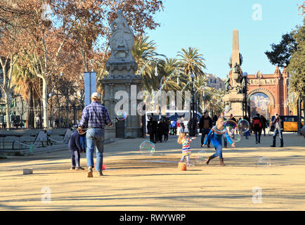 Soap Bubble street artist Leistung, Arco de Triunfo, Passeig de Lluís Companys, Parc de la Ciutadella, Barcelona Stockfoto