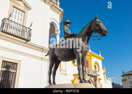 Statue außerhalb Plaza de Toros de la Real Maestranza de Caballería de Sevilla oder Sevilla Stierkampfarena Arena Stockfoto