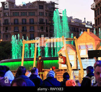 Theater im Freien zeigen durch "Teatre Arrossegat' von Katalonien. Weihnachten in Barcelona Stockfoto