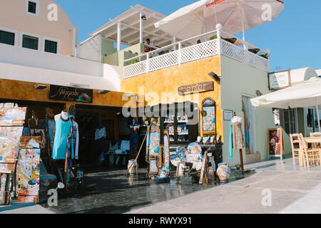 Santorini, Griechenland - 20. Juli 2013: Die Stadt Oia Souvenir shop Stockfoto