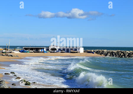 Strand, Wellen, Angeln Yacht Club. Club de Pescadors de l'Espigó de Garbí, Vilasar de Mar Stockfoto