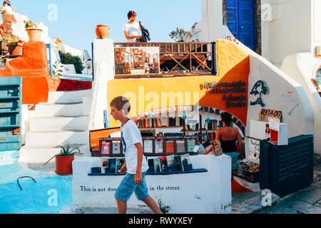 Santorini, Griechenland - 20. Juli 2013: Die Stadt Oia Old Book Store Stockfoto