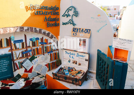 Santorini, Griechenland - 20. Juli 2013: Die Stadt Oia Old Book Store Stockfoto