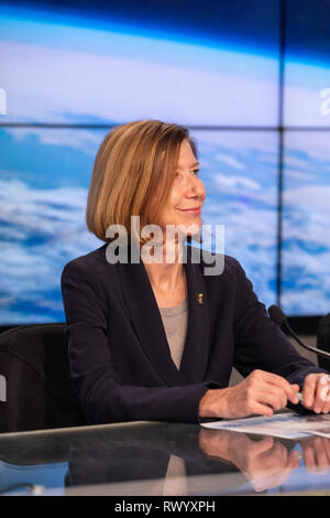 Kathy Lueders, Manager, NASA Commercial Crew Programm, spricht mit den Medien während einer prelaunch Nachrichten Konferenz nach der historischen Einführung des ersten kommerziellen Crew capsule Demo-1 im Kennedy Space Center Februar 28, 2019 in Cape Canaveral, Florida. Stockfoto