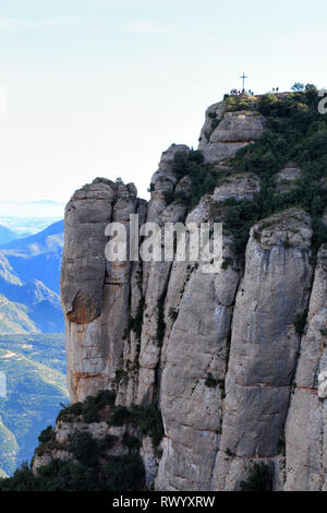 Montserrat Kalkstein Berge mit dem Kreuz des Heiligen Michael auf der Oberseite, Katalonien, Spanien Stockfoto