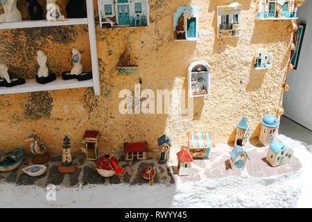 Insel Santorini, Griechenland - 21. Juli 2013: Souvenirshop ornament bei Pyrgos Stadt Stockfoto