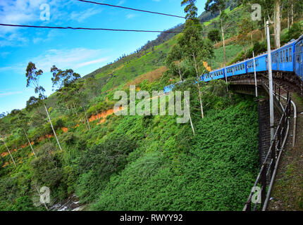 Sri Lankan Blue Train ride Rubrik durch Hill Country- und Teeplantagen von Colombo nach Kandy, Nuwara Eliya, Ella, Badulla, Sri Lanka Stockfoto