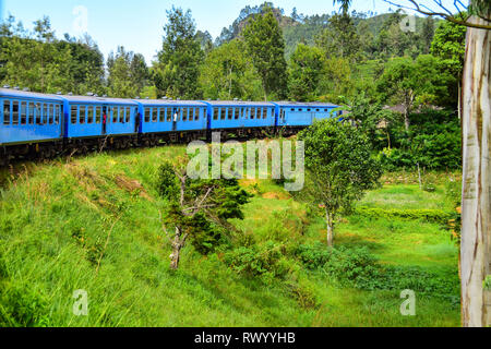 Sri Lankan Blue Train ride Rubrik durch Hill Country- und Teeplantagen von Colombo nach Kandy, Nuwara Eliya, Ella, Badulla, Sri Lanka Stockfoto