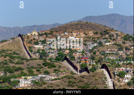 Hohe Blick in Nogales Sonora Mexiko von Nogales Arizona, Südost suchen, zeigt uns Grenzzaun und hügeliges Gelände, April 2018 Stockfoto