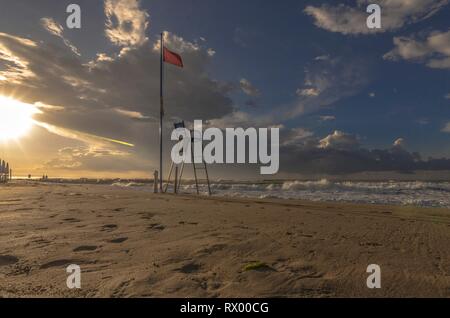 Rote Warnlampe Flagge und Rettungsschwimmer am Strand Stockfoto