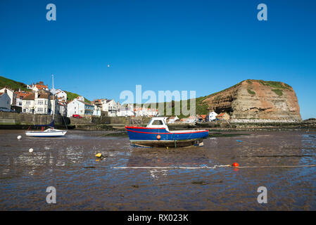 Staithes Hafen an der Küste von North Yorkshire, England. Einen sonnigen Frühling Morgen in dieser malerischen Fischerdorf. Stockfoto