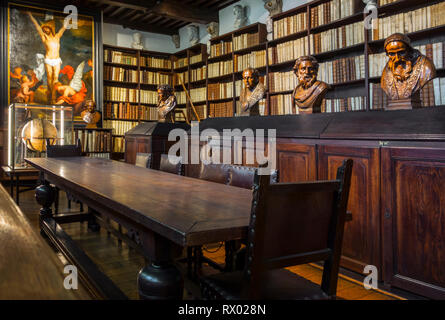 Bücherregale mit alten Büchern aus dem 17. Jahrhundert große Bibliothek an das Plantin-Moretus-Museum/Plantin-Moretusmuseum, Antwerpen, Flandern, Belgien Stockfoto