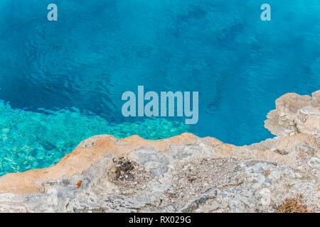 Türkisklares Wasser einer heißen Quelle, Sapphire Pool, schwarzer Sand Basin und Biscuit Basin, Yellowstone National Park, Wyoming Stockfoto