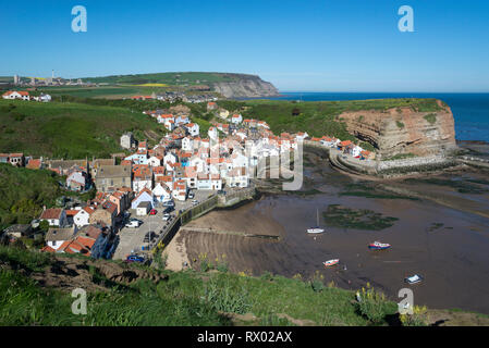 Blick auf das malerische Dorf Staithes von den hohen Klippen auf dem Cleveland Way, North Yorkshire, England. Stockfoto