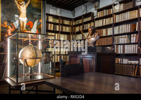 Bücherregale mit alten Büchern aus dem 17. Jahrhundert große Bibliothek an das Plantin-Moretus-Museum/Plantin-Moretusmuseum, Antwerpen, Flandern, Belgien Stockfoto