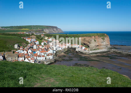 Blick auf das malerische Dorf Staithes von den hohen Klippen auf dem Cleveland Way, North Yorkshire, England. Stockfoto