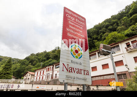 Pekotxeta, Spanien. Willkommen Anmelden Spanisch und Baskisch am Eingang der Region Navarra an der Grenze zu Frankreich an der Pyrenäen Stockfoto