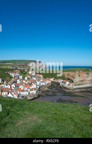 Blick auf das malerische Dorf Staithes von den hohen Klippen auf dem Cleveland Way, North Yorkshire, England. Stockfoto