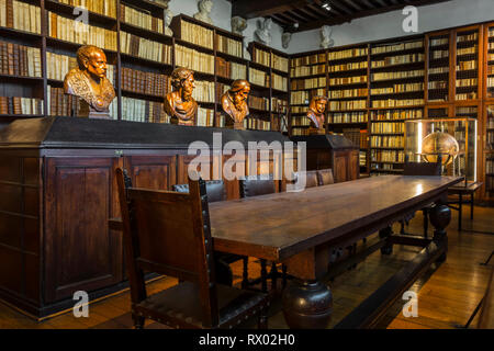 Bücherregale mit alten Büchern aus dem 17. Jahrhundert große Bibliothek an das Plantin-Moretus-Museum/Plantin-Moretusmuseum, Antwerpen, Flandern, Belgien Stockfoto