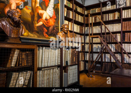 Bücherregale mit alten Büchern aus dem 17. Jahrhundert große Bibliothek an das Plantin-Moretus-Museum/Plantin-Moretusmuseum, Antwerpen, Flandern, Belgien Stockfoto