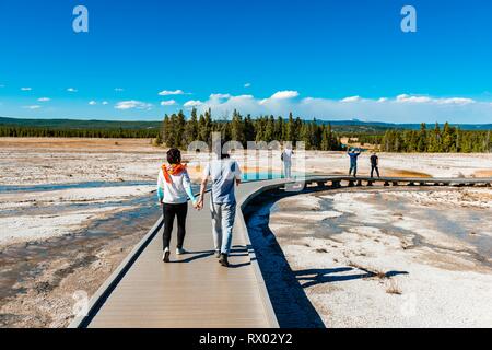 Zwei Touristen auf einem Steg im thermischen Bereich, Hot Spring, Grand Prismatic Spring, Midway Geyser Basin, Yellowstone National Park Stockfoto