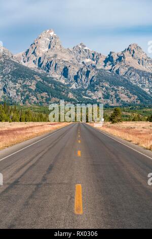 Land straße vor der Grand Teton Bergkette, Grand Teton National Park, Wyoming, USA Stockfoto