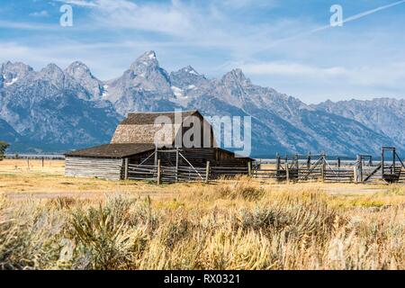 Historische alte Scheune vor der Teton Range, T.A. Molton Scheune, Mormon Row Historic District, Grand Teton National Park Stockfoto