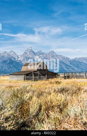 Historische alte Scheune vor der Teton Range, T.A. Molton Scheune, Mormon Row Historic District, Grand Teton National Park Stockfoto