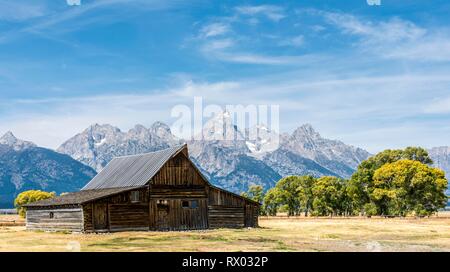 Historische alte Scheune vor der Teton Range Bergkette, Mormon Row Historic District, Grand Teton National Park, Wyoming Stockfoto