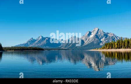 Berge im See spiegeln, Colter Bay Bay, Jackson Lake, Teton Range Bergkette, Grand Teton National Park, Wyoming, USA Stockfoto