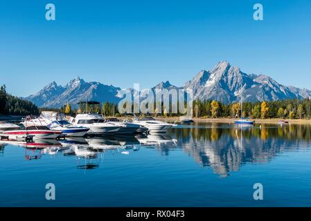 Berge im See spiegeln, Jackson Lake, Segelboote in der Bucht, Colter Bay, Teton Range Bergkette Stockfoto