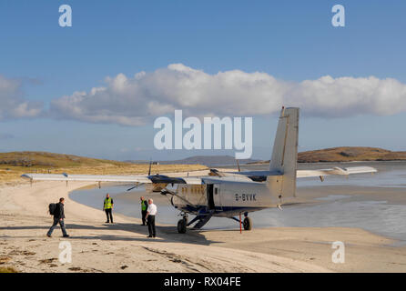 Flugzeuge über von einem Strand Tràigh Mhòr Barra Airport, Barra, Äußere Hebriden, Schottland abzuweichen. Stockfoto