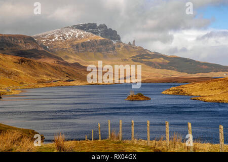 Blick über Loch Leathan auf den alten Mann von Storr, Isle of Skye. Stockfoto