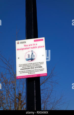 Polizei Warnschild, dass das Trinken von Alkohol wird nicht in diesem öffentlichen Bereich toleriert werden, Salford Quays, Salford, Manchester, UK. Stockfoto