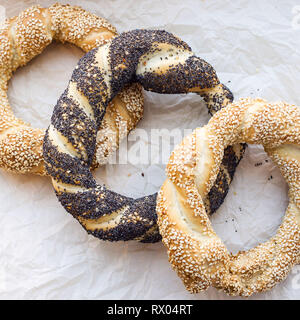 Traditionelles türkisches Gebäck - Brötchen in Form von Twisted bagels Ringe Stockfoto