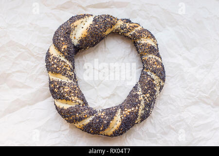 Traditionelles türkisches Gebäck - Brötchen in Form von Twisted bagels Ringe Stockfoto