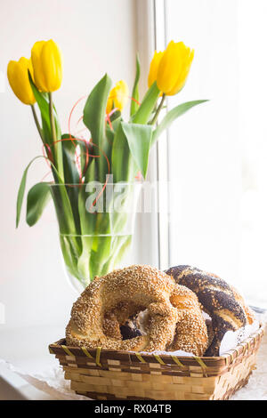 Traditionelles türkisches Gebäck - Brötchen in Form von Twisted bagels Ringe Stockfoto