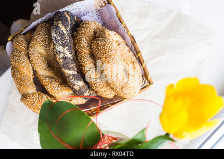 Traditionelles türkisches Gebäck - Brötchen in Form von Twisted bagels Ringe Stockfoto