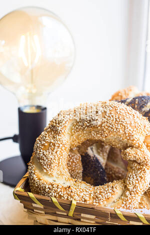 Traditionelles türkisches Gebäck - Brötchen in Form von Twisted bagels Ringe Stockfoto