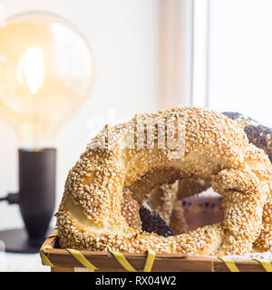 Traditionelles türkisches Gebäck - Brötchen in Form von Twisted bagels Ringe Stockfoto