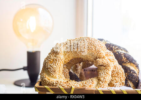 Traditionelles türkisches Gebäck - Brötchen in Form von Twisted bagels Ringe Stockfoto