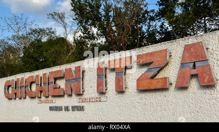 Chichen Itza, Mexiko - Feb.21, 2019: Bei Eintritt in Chichen Itza archaeological site in Tinúm Gemeinde, Yucatán, Mexiko unterzeichnen. Stockfoto