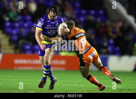 Warrington Wolves' Chris Hill ist von Castleford Tiger' Paul McShane während der Betfred Super League Spiel im Halliwell Jones Stadium, Warrington in Angriff genommen. Stockfoto