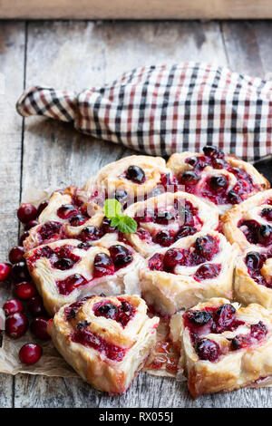 Frisch gebackene Cranberry Brötchen auf hölzernen Tisch Stockfoto