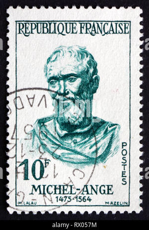 Frankreich - ca. 1957: einen Stempel in Frankreich gedruckt zeigt Michelangelo di Lodovico Buonarroti Simoni, italienischer Bildhauer, Maler, Architekt, Dichter und En Stockfoto