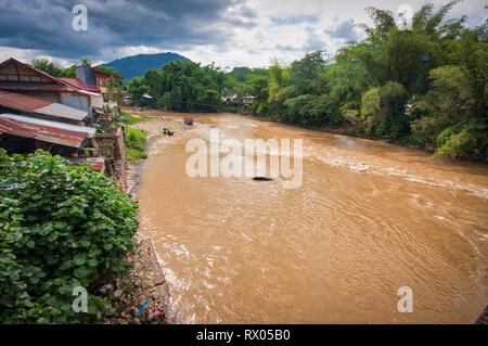 Blick von der Jembatan Eran Batu Brücke auf den Sadang Fluss in Tana Toraja in Süd-Sulawesi, in der Nähe der Stadt Rantepao. Stockfoto