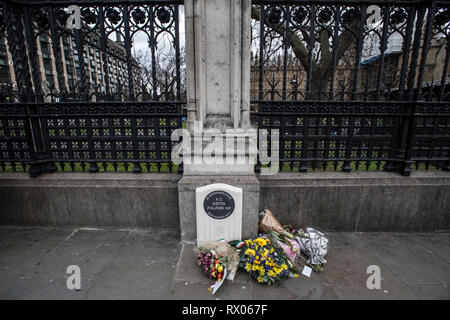 National Memorial außerhalb Palast von Westminster in Hommage an PC Keith Palmer, von Khalid Masood auf dem Vorplatz des Palastes erstochen wurde. Stockfoto
