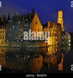 Architektur Reflexion in der Nacht im mittelalterlichen Stadtzentrum von Brügge, Westflandern, Belgien. Stockfoto