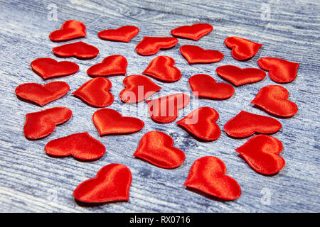 Valentinstag Komposition. Flach, Ansicht von oben von roten Herzen. Konzept Die größte Liebe. Stockfoto