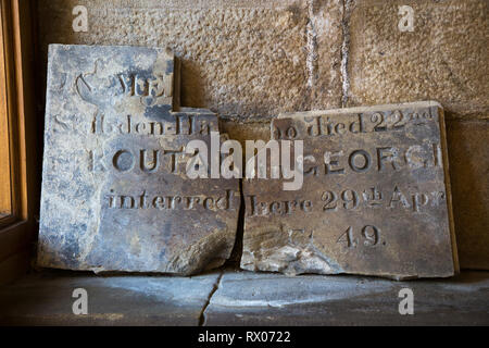 Die gebrochene Gedenkstein am Halifax Münster UK von Anne Lister von Shibden Hall. Anne Lister starb am 22. September 1840, an Koutais in Georgien. (106) Stockfoto
